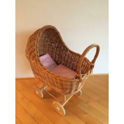 Rieten/rotan poppenwagen met houten onderstel en setje roze/