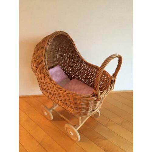 Rieten/rotan poppenwagen met houten onderstel en setje roze/