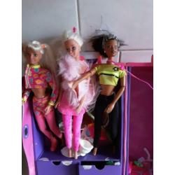 Barbies REISKOFFERTJE met 3 barbies enz..
