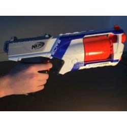 nerf strongarm + 6 kogels