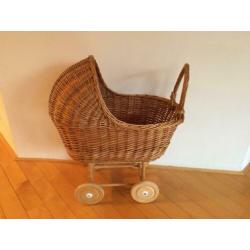 Rieten/rotan poppenwagen met houten onderstel en setje roze/