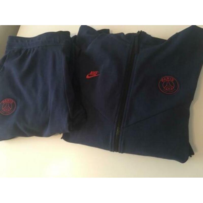 Mooie Nike tech fleece vest en broek Paris Saint Germain(PSG