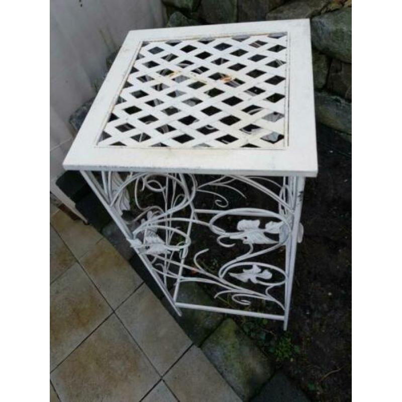 Metalen,tafel en bijzet tafel?? antiek ??