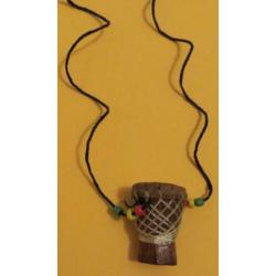 Nieuw djembe-kettinkje. Cadeau ? Djembee. Afrika.