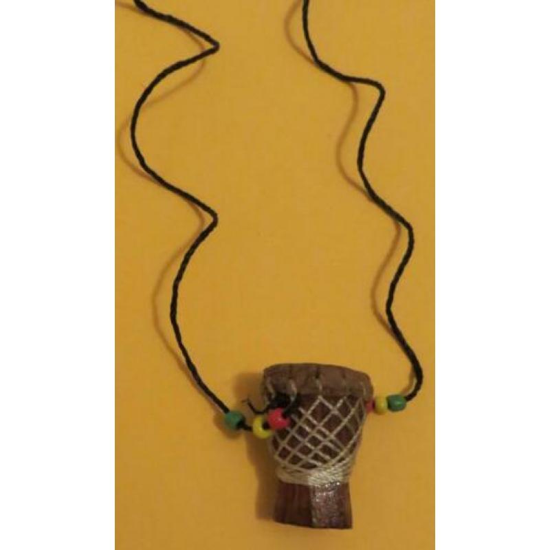 Nieuw djembe-kettinkje. Cadeau ? Djembee. Afrika.