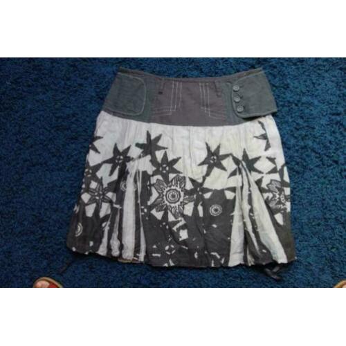 1323 NIEUWE rok, rokje NOT THE SAME; Mt=46