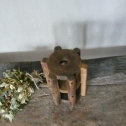 Oude houten kandelaar