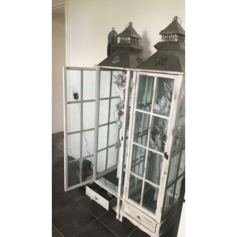 2 grote kandelaar/vitrine kasten