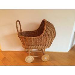 Rieten/rotan poppenwagen met houten onderstel en setje roze/
