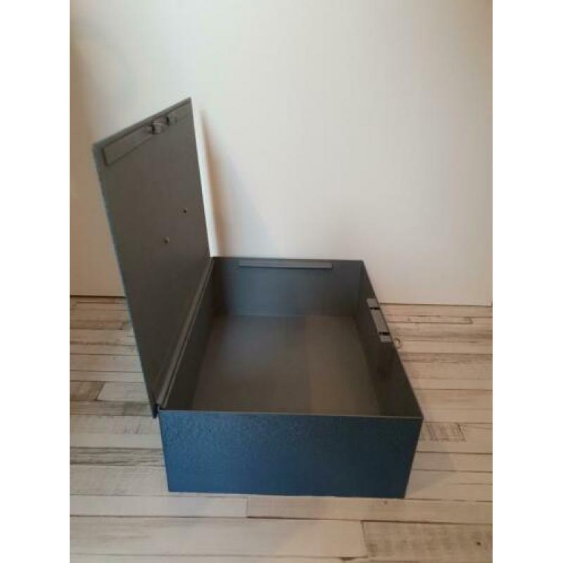 Antiek / VINTAGE grote blauwe Vendex kluis met sleutel €20