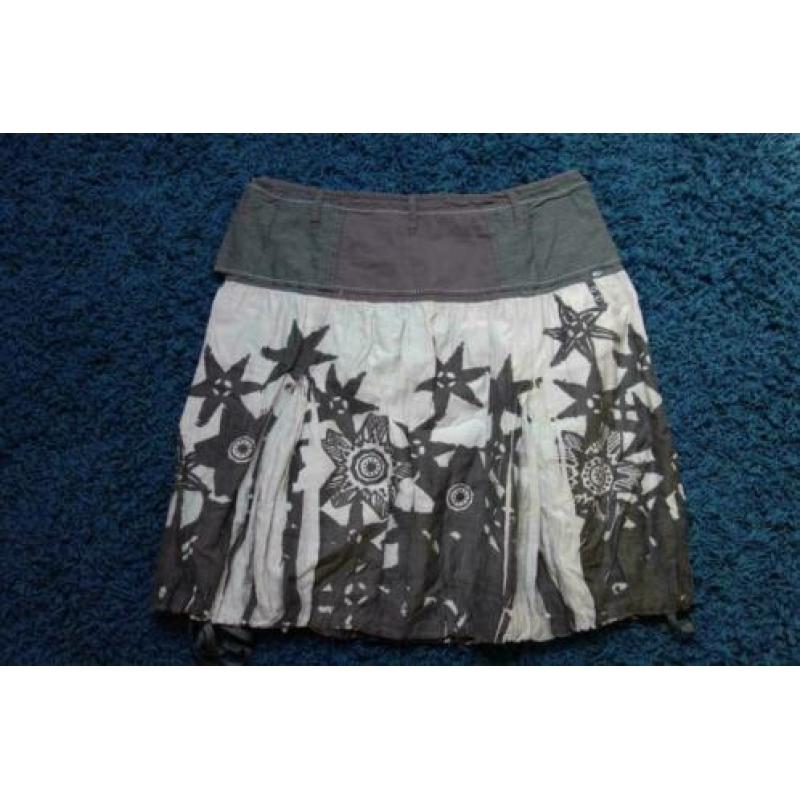 1323 NIEUWE rok, rokje NOT THE SAME; Mt=46