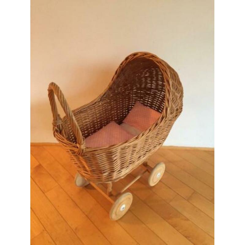 Rieten/rotan poppenwagen met houten onderstel en setje roze/