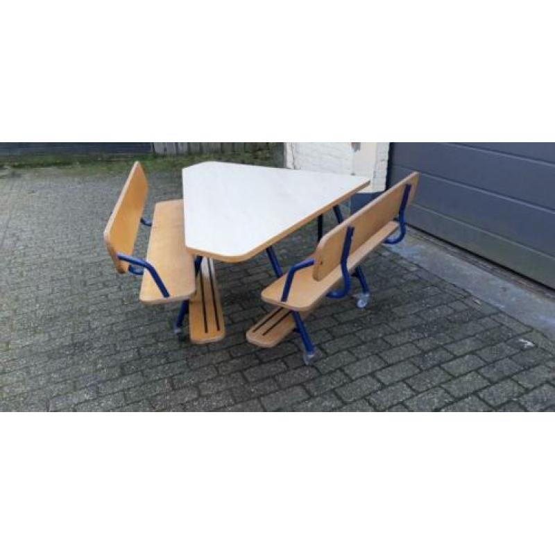 2x groepstafel Rolf / driehoektafel met 2 banken
