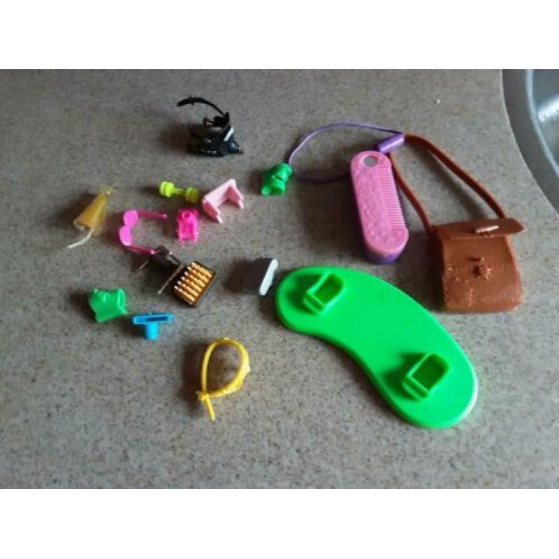 Barbies REISKOFFERTJE met 3 barbies enz..