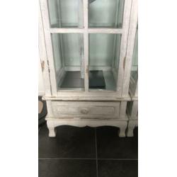 2 grote kandelaar/vitrine kasten