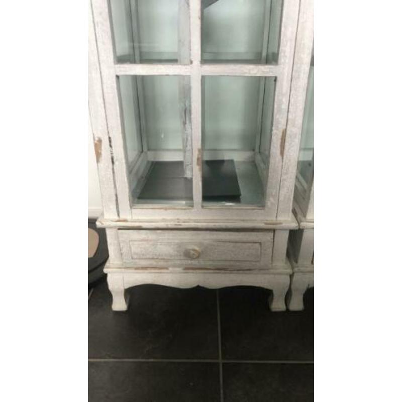 2 grote kandelaar/vitrine kasten