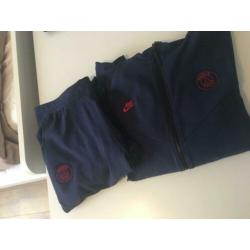 Mooie Nike tech fleece vest en broek Paris Saint Germain(PSG