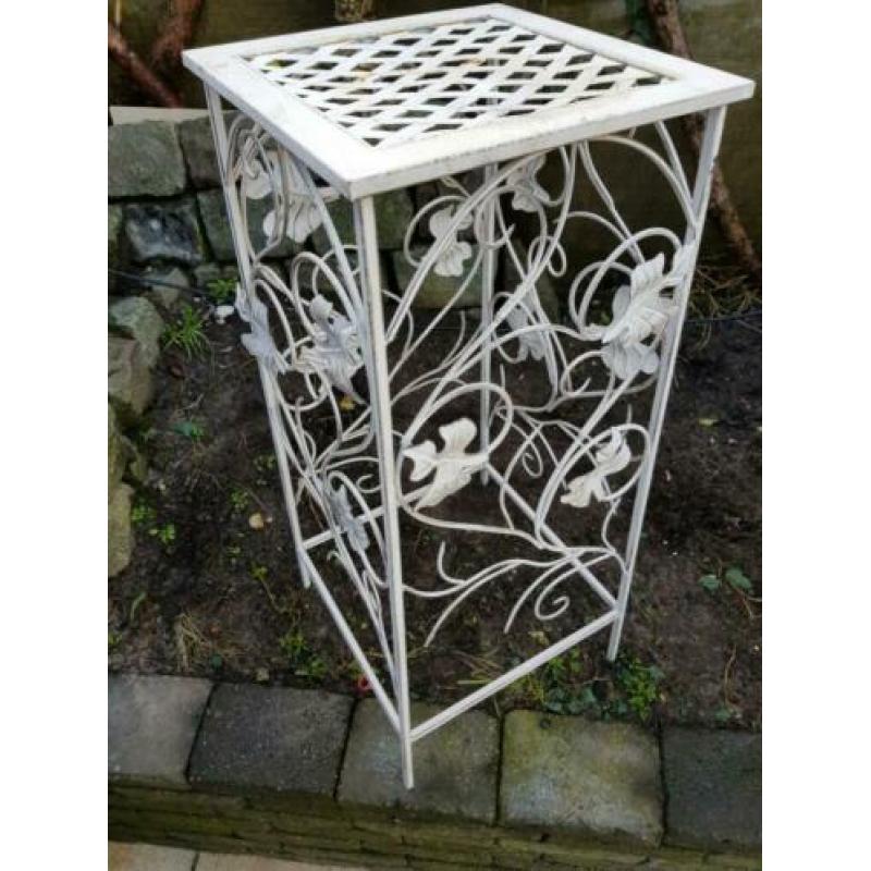 Metalen,tafel en bijzet tafel?? antiek ??
