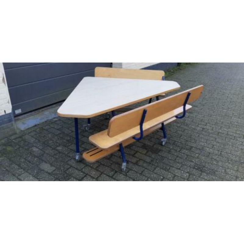 2x groepstafel Rolf / driehoektafel met 2 banken
