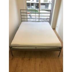 2 persoons bedframe + matras