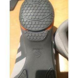 Grijze sport- en wandelschoen