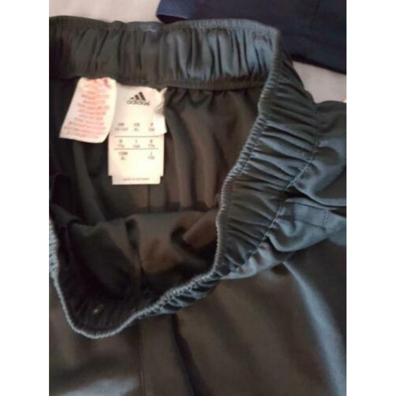 Setje Adidas. Shirt en 2 sportbroekjes. XS 164 176