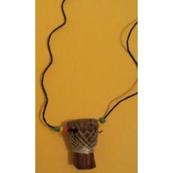 Nieuw djembe-kettinkje. Cadeau ? Djembee. Afrika.