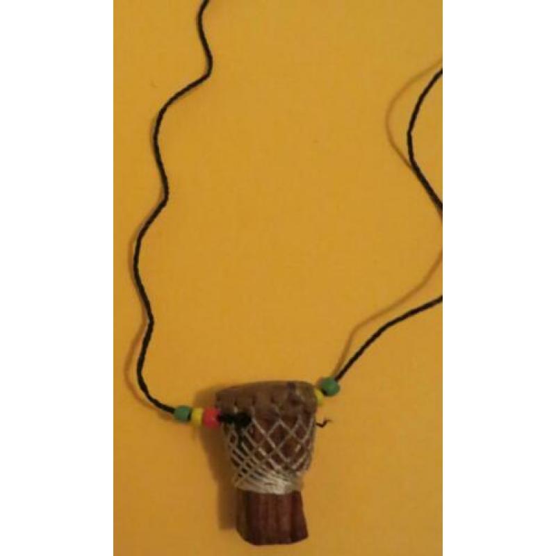 Nieuw djembe-kettinkje. Cadeau ? Djembee. Afrika.