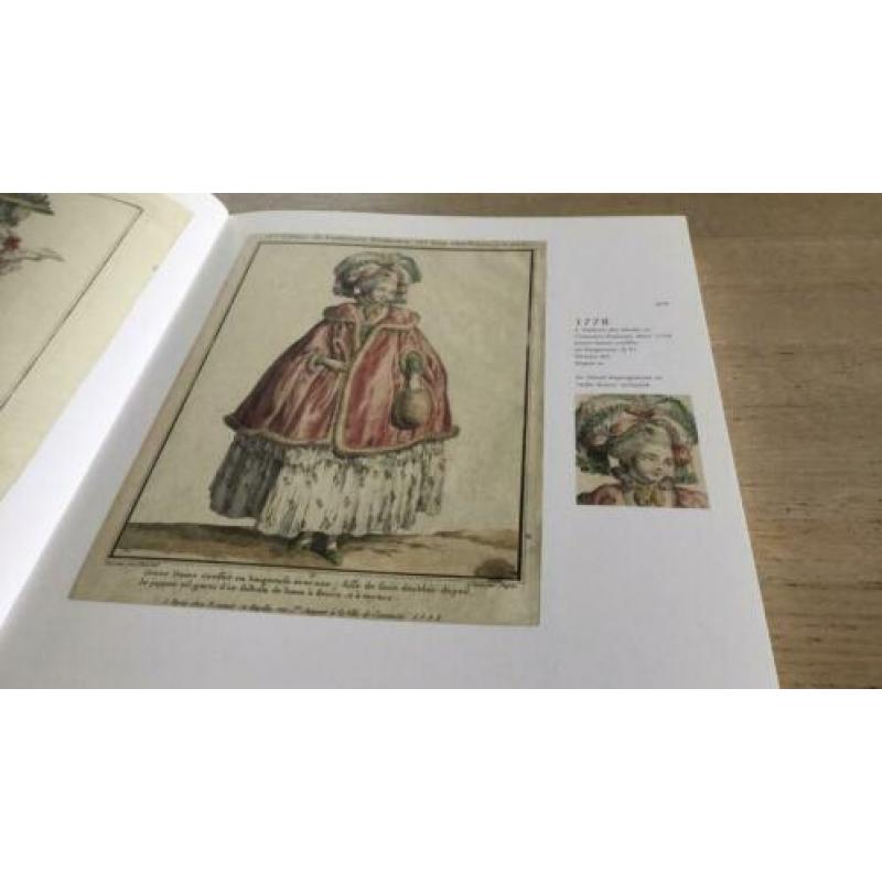 Vrouwenmode in prent.Modeprenten 1780-1930.Klederdracht.Mode