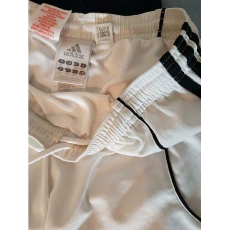 Setje Adidas. Shirt en 2 sportbroekjes. XS 164 176