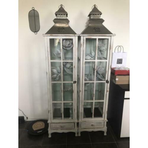 2 grote kandelaar/vitrine kasten