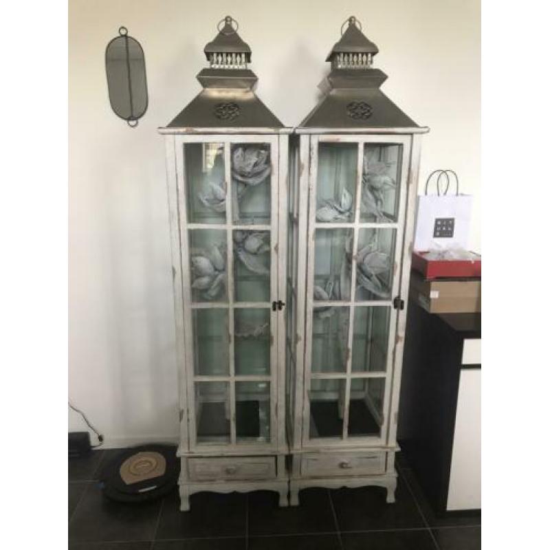 2 grote kandelaar/vitrine kasten