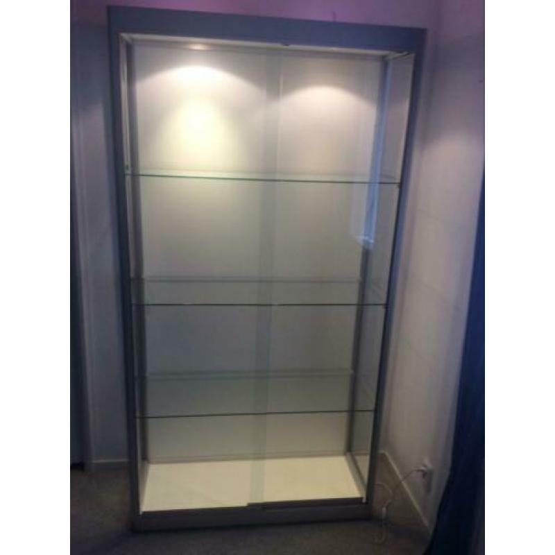 Vitrinekast met verlichting