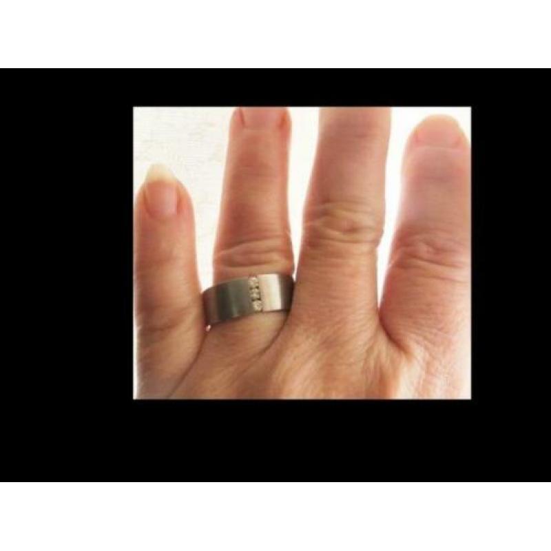 Bijzonder 11 gram Witte Gouden Ring met 3 Diamanten!