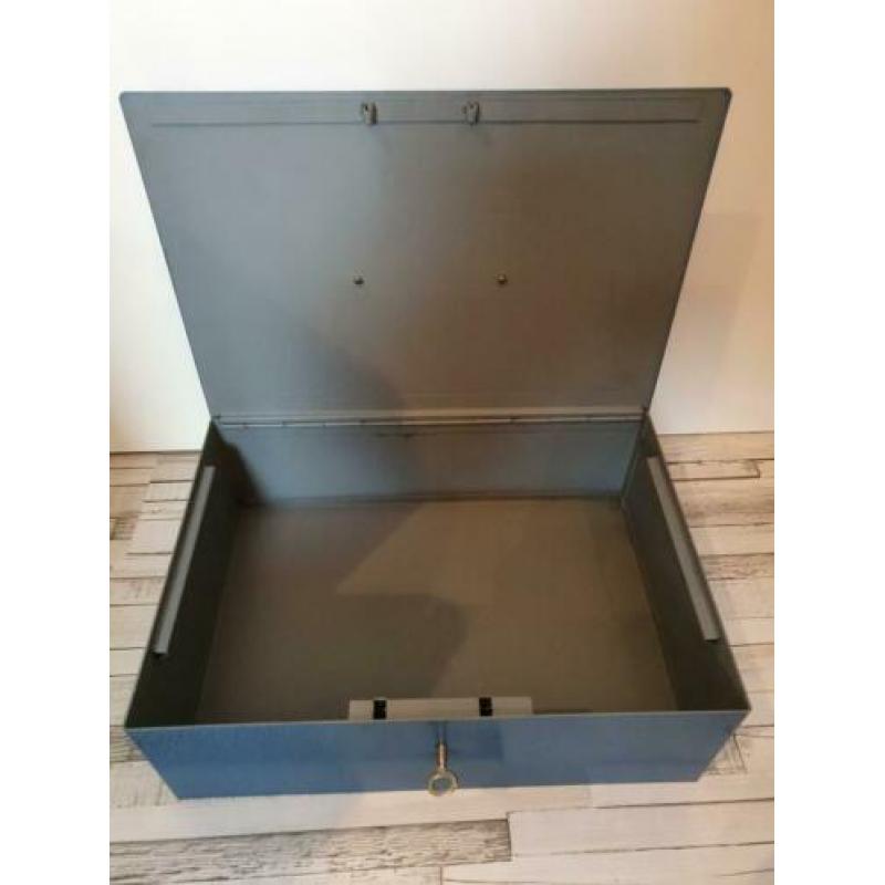 Antiek / VINTAGE grote blauwe Vendex kluis met sleutel €20
