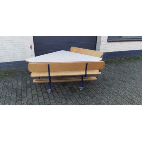 2x groepstafel Rolf / driehoektafel met 2 banken