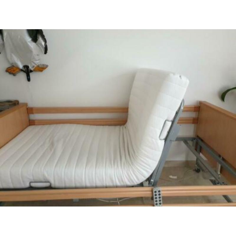 Elektrisch verstelbaar bed/ziekenhuisbed ca 1 jr oud