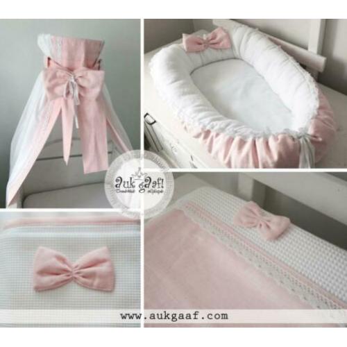 Aankleding voor op de babykamer op maat gemaakt.