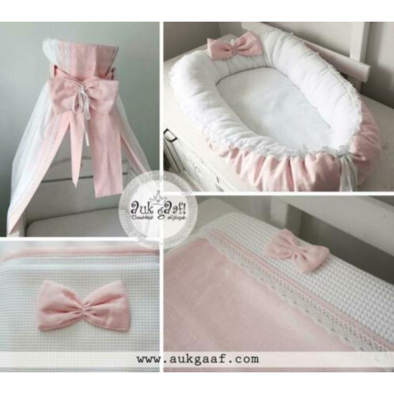 Aankleding voor op de babykamer op maat gemaakt.