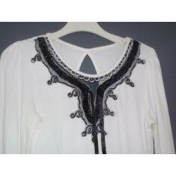 Maat s - witte top / tuniek met zwarte werksel /knopen