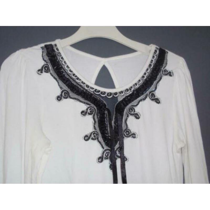 Maat s - witte top / tuniek met zwarte werksel /knopen