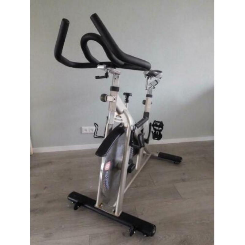 Spinningfiets met riem aandrijving