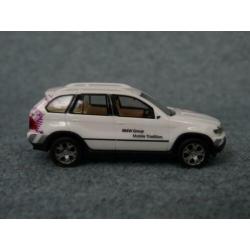 BMW E53 X5 wit BMW Group Mobile Tradition 1:87 Herpa