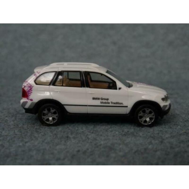 BMW E53 X5 wit BMW Group Mobile Tradition 1:87 Herpa