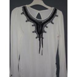 Maat s - witte top / tuniek met zwarte werksel /knopen