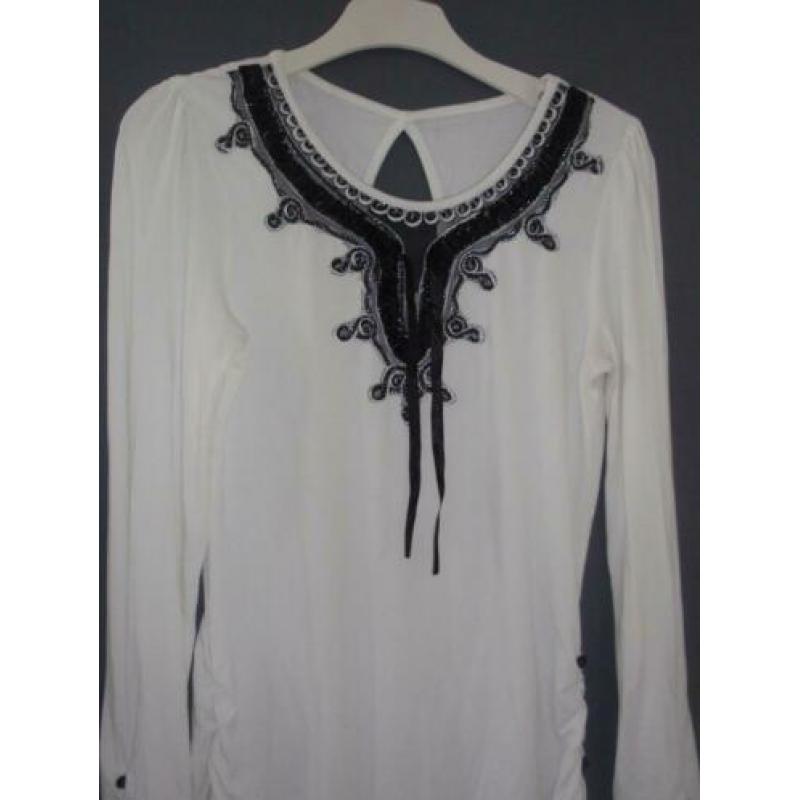 Maat s - witte top / tuniek met zwarte werksel /knopen