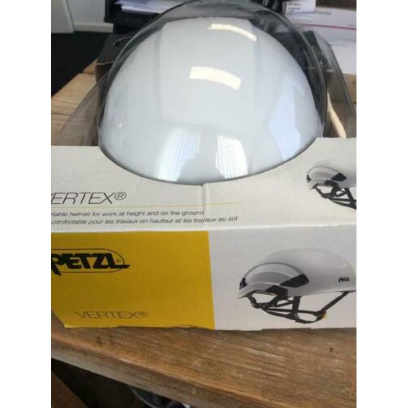 2 nieuwe Petzl bouwhelmen