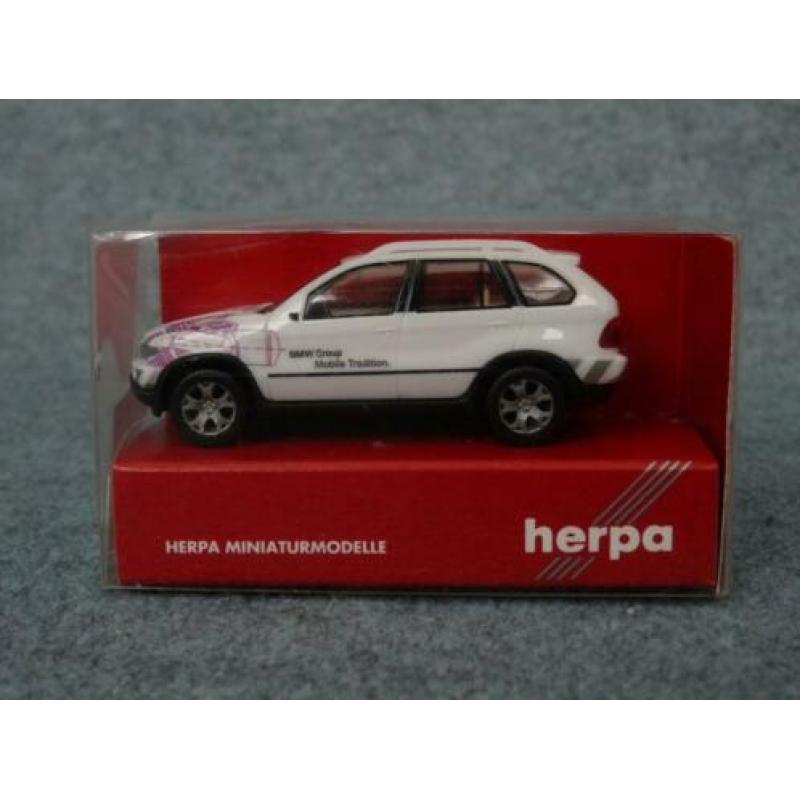 BMW E53 X5 wit BMW Group Mobile Tradition 1:87 Herpa