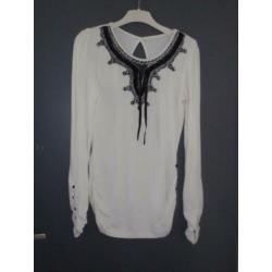 Maat s - witte top / tuniek met zwarte werksel /knopen
