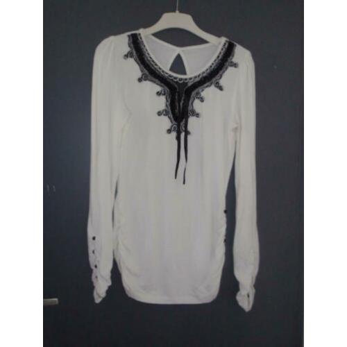 Maat s - witte top / tuniek met zwarte werksel /knopen